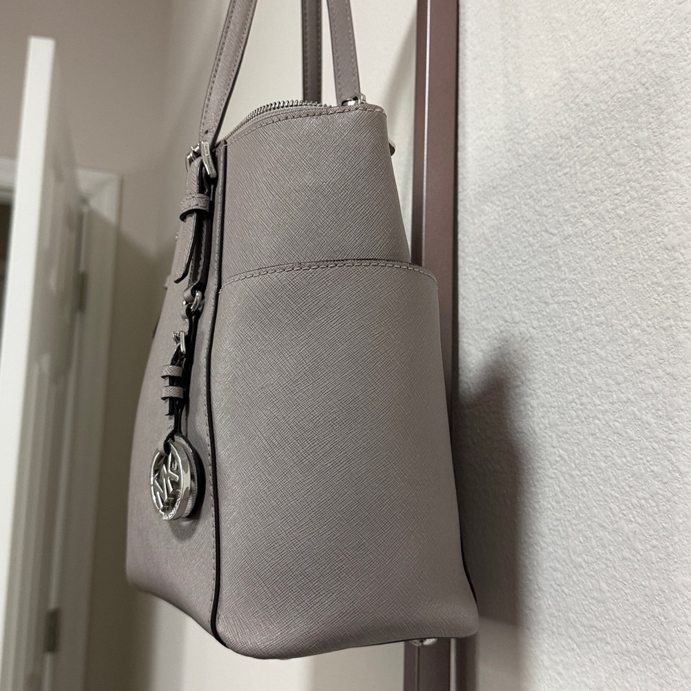Michael Kors Jet Set Charlotte Saffiano Leather Zip-Top Tote in Grey - Picture 4 of 16